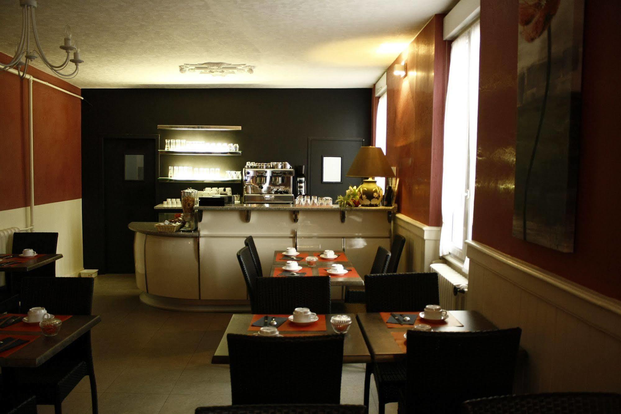 Hotel Du Touring Saint-Cere Exterior photo